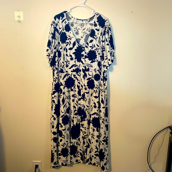 Ava & Viv Dresses & Skirts - Ava and Viv floral midi short sleeve dress, empire waist, flowy sleeves midi 4X